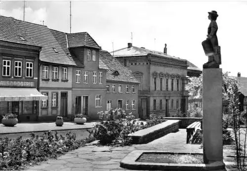 AK, Burg Bez. Magdeburg, Breiter Weg mit Trommler-Standbild, 1973