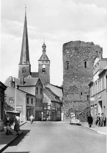 AK, Burg Bez. Magdeburg, Straßenpartie belebt mit Berliner Tor, 1970