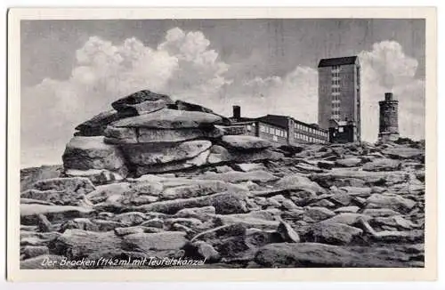 AK, Brocken, Gipfelbebauung mit Teufelskanzel, um 1950