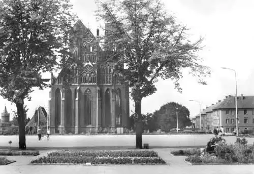 AK, Prenzlau, Ernst-Thälmann-Platz und Marienkirche, 1978