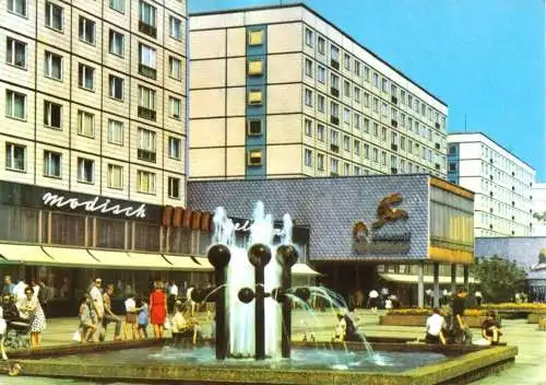 AK, Magdeburg, Karl-Marx-Str. mit Springbrunnen, 1973