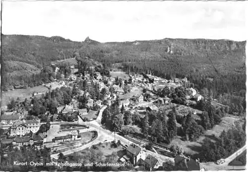 AK, Kurort Oybin, Teilansicht mit Felsengasse und Scharfenstein, 1960