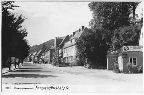 Ansichtskarte, Berggießhübel Kr. Pirna, Straßenpartie mit Café Kühn, 1963