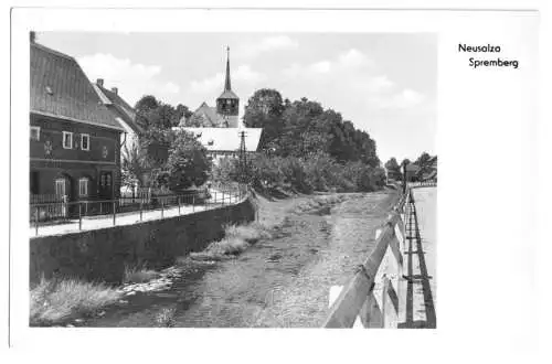 Ansichtskarte, Neusalza-Spremberg, Teilansicht mit Wasserlauf und Kirche, 1953