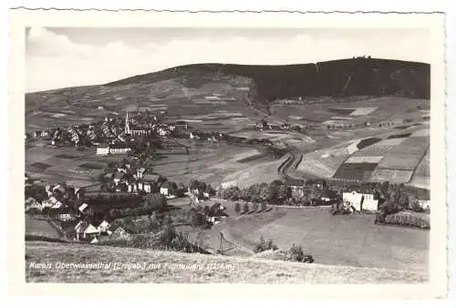 AK, Kurort Oberwiesenthal Erzgeb., Totale mit Fichtelberg, Echtfoto, um 1958