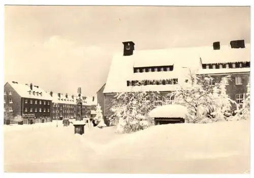 AK, Johanngeorgenstadt Erzgeb., winterlich Ansicht in d. Neustadt mit Post, 1970