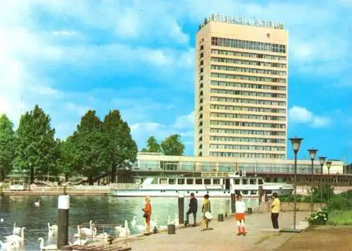 Ansichtskarte, Potsdam, Hafenbecken mit Interhotel, belebt, 1973