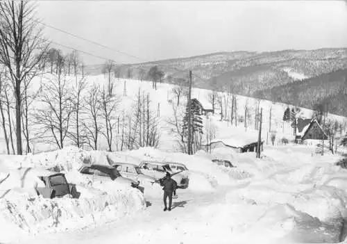 AK, Holzhau Erzgeb., Teilansicht mit eingeschneiten PKW, 1975