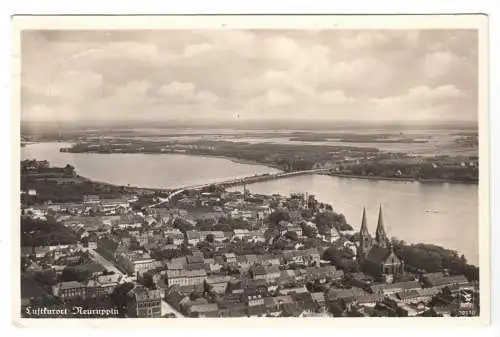 Ansichtskarte, Neuruppin, Luftbildansicht mit Ruppiner See und Bahndamm, um 1935