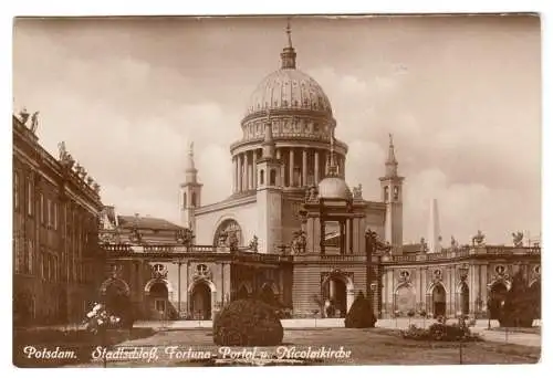 Ansichtskarte, Potsdam, Hof des Stadtschloßes mit Fortuna-Portal und Nikolaikirche, um 1920