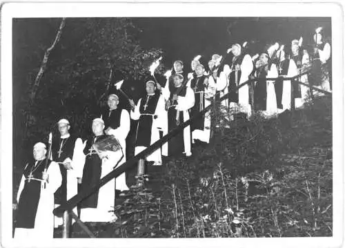 AK, Kurort Oybin, Historischer Mönchszug auf den Berg Oybin, 1956