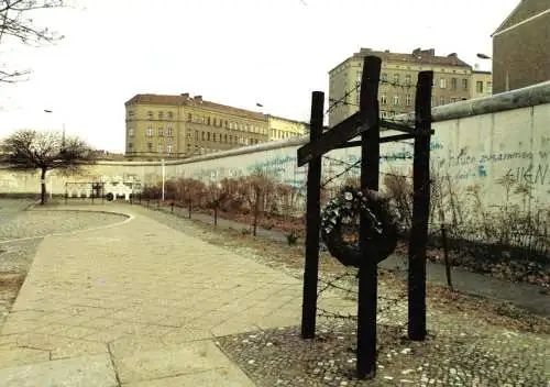 AK, Berlin Mitte, Bernauer Str., Partie an der Mauer, um 1980