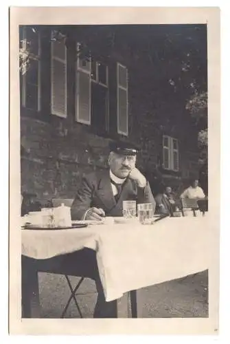 AK, Mann im Gartenlokal, Echtfoto, Handabzug, 1920er