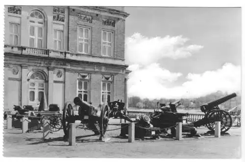 AK, Potsdam, Deutsches Armeemuseum, Kanonen auf Freifläche, 1969