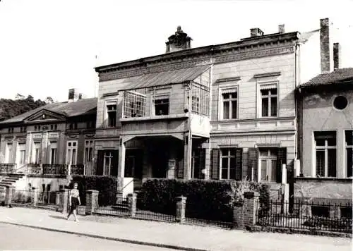 AK, Bad Freienwalde, Straßenpartie mit Moorbad, Haus 3, um 1975