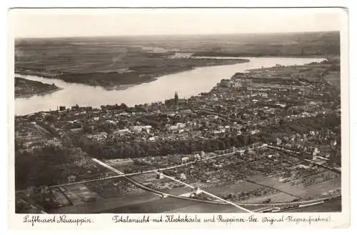 AK, Neuruppin, Luftbildtotale mit Ruppiner See und Bahnlinie, um 1930