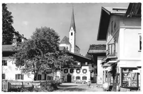 Ansichtskarte, Kirchberg Tirol, Dorfstr. mit Gasthof unterm Rain und Kirche, um 1960