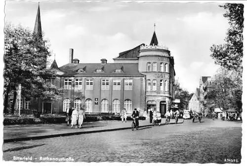 Ansichtskarte, Bitterfeld, Rathenaustr., belebt, 1957