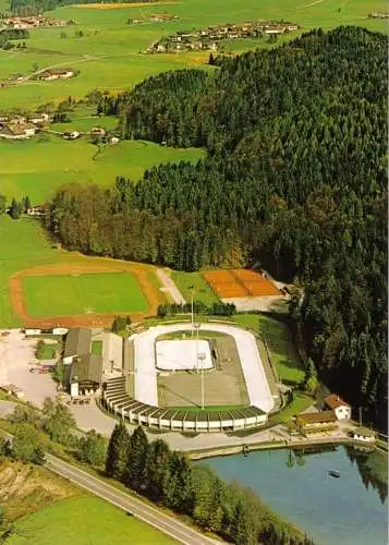 Ansichtskarte, Inzell Obb., Eisstadion mit Sportplatz und Tennis-Anlage, um 1985