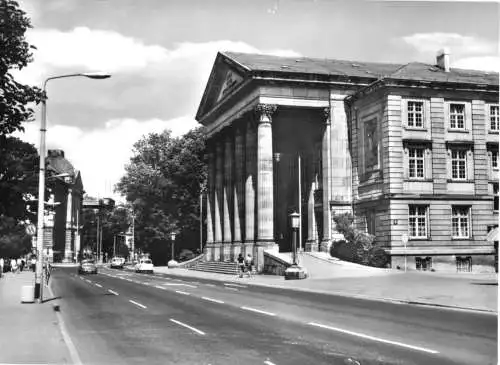 Ansichtskarte, Meiningen, Straßenpartie mit Theater, 1984