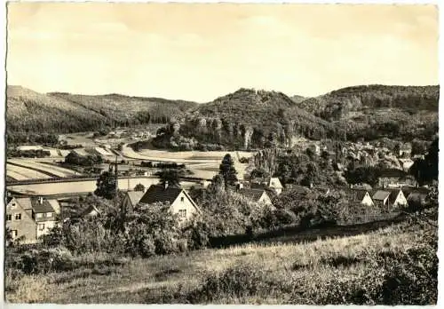 Ansichtskarte, Bad Thal Thür. Wald, Teilansicht mit Blick zur Ruine Scharfenburg, 1961