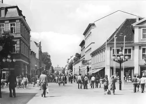 AK, Potsdam, Klement-Gottwald-Str. Ecke Dortustr., belebt, 1981