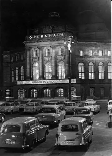 Ansichtskarte, Karl-Marx-Stadt, Opernhaus, Parkplatz mit zeitgen. Pkw, Nachtansicht, 1966