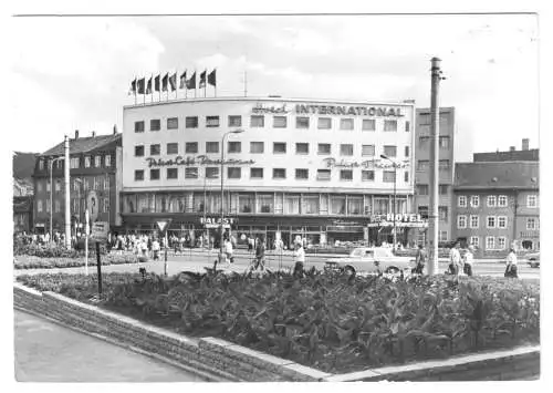 AK, Jena, Platz vor dem Hotel "International", belebt, 1980