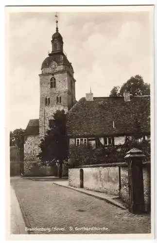 AK, Brandenburg Havel, Straßenpartie mit Blick zur St. Gotthardkirche, um 1938
