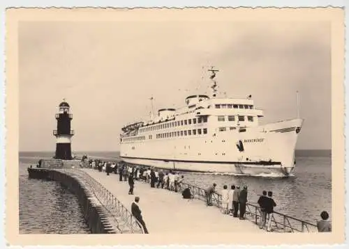 AK, Rostock - Warnemünde, Eisenbahnfährschiff M/S "Warnemünde" an der Mole. 1964