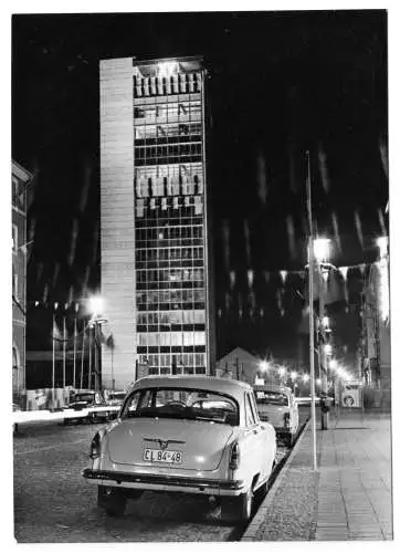AK, Neubrandenburg, Kulturzentum mit Hochhaus, Nachtansicht, Pkw "Wolga", 1976