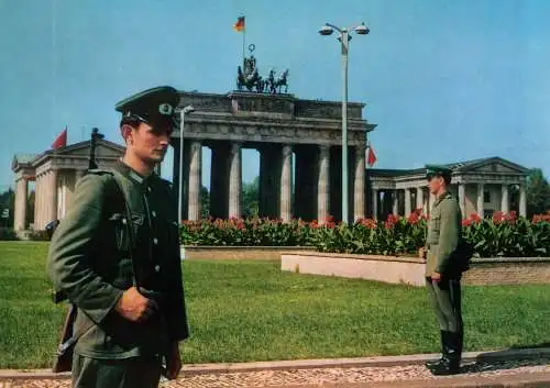 10 Fotos im Format 20 x 14 cm, Berlin, Politik, Militär, Grenze, um 1970