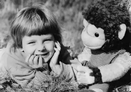 Ansichtskarte, Kinder und Spielzeug, Mädchen und Plüschaffe, 1979