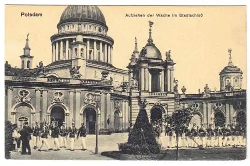 AK,  Potsdam, Innenhof des Stadtschlosses mit Wachmannschaften, 1917
