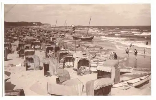 Foto im AK-Format, Seebad Ahlbeck Usedom, Strandpartie belebt, um 1930
