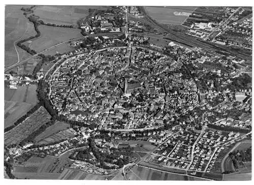 AK, Nördlingen, Luftbildtotale mit Eisenbahnanlagen, um 1970