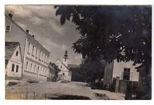AK, Kutina, Kroatien, Straßenpartie mit Kirche, 1945