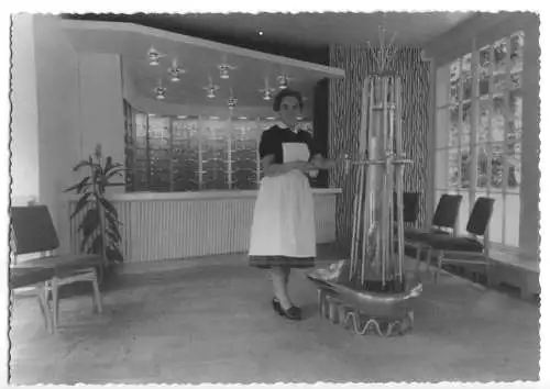 AK, Bad Brambach, Schillerquelle, Innenansicht, belebt, 1960