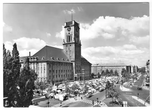 AK, Berlin Schöneberg, Partie mit Rathaus mit Markttreiben, um 1963
