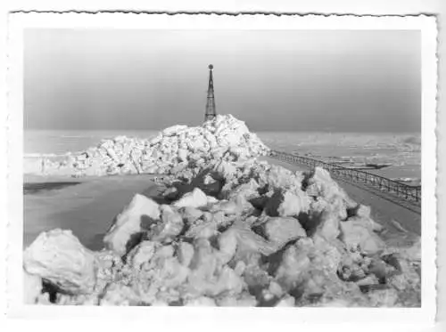 AK, Rostock Warnemünde, Leuchtfeuer und aufgetürmte Eisbarrieren, 1971