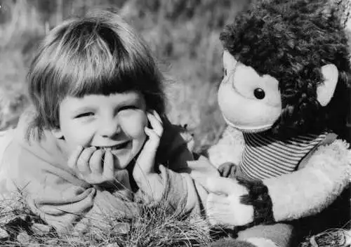 Ansichtskarte, Kinder und Spielzeug, Mädchen und Plüschaffe, 1979