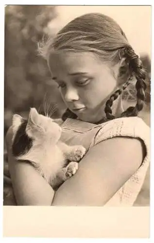 Ansichtskarte, Kinder und Tiere, Mädchen mit Katze im Arm, 1962