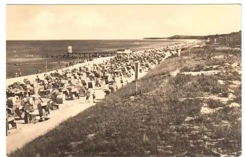 AK, Zinnowitz auf Usedom, Strandpartie belebt, 1958