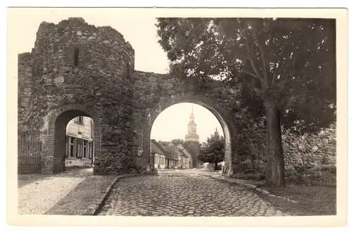 AK, Templin UM, Blick durch die Stadtmauer, 1959