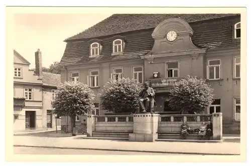 AK, Reuterstadt Stavenhagen, "Reuter Museum" mit Denkmal, soz. Losung, 1960