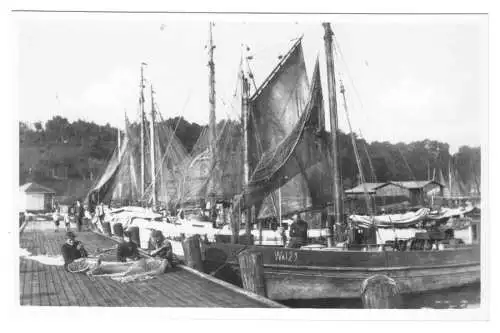 AK, Saßnitz Rügen, Fischer und Fischerboote im Hafen, 1951