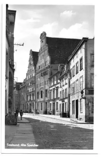 AK, Stralsund, Straßenpartie, Alte Speicher, 1952