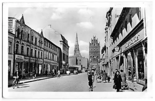 AK, Demmin, Clara-Zetkin-Str. mit Luisentor, belebt, 1956