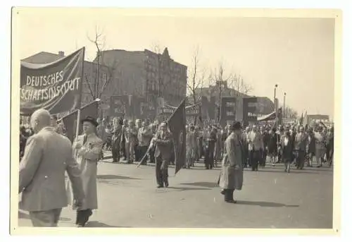 Foto im Format 9 x 12 cm, Berlin Mitte, Demonstration Unter den Linden, 1950er 