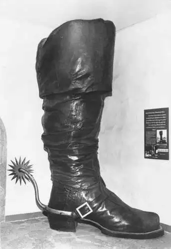 AK, Leisnig Kr. Döbeln, Kreismuseum Burg Mildenstein, Riesenstiefel, 1982